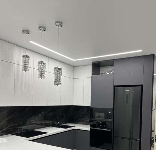 Натяжной потолок на кухне