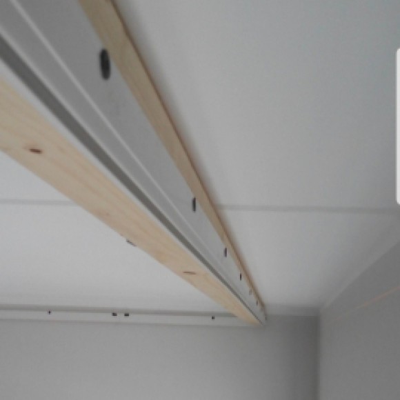 Карнизы и ниши в современных дизайнах натяжных потолков