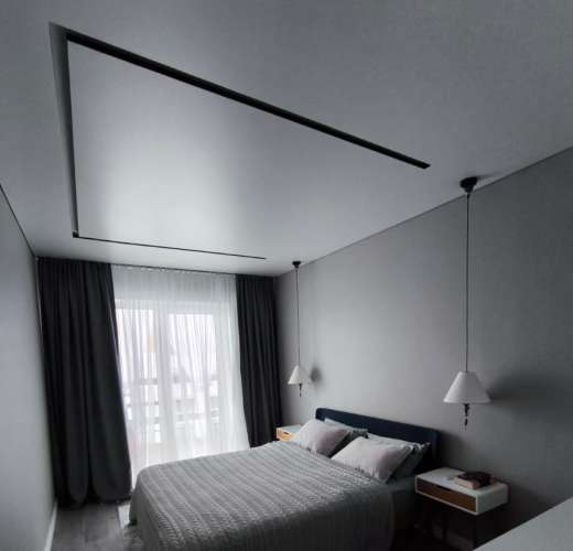 Натяжной потолок в спальне