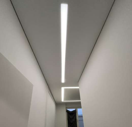 Натяжной потолок в коридоре