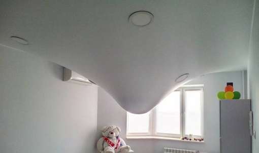 Слив воды с натяжного потолка