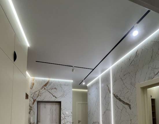 Натяжной потолок в коридоре