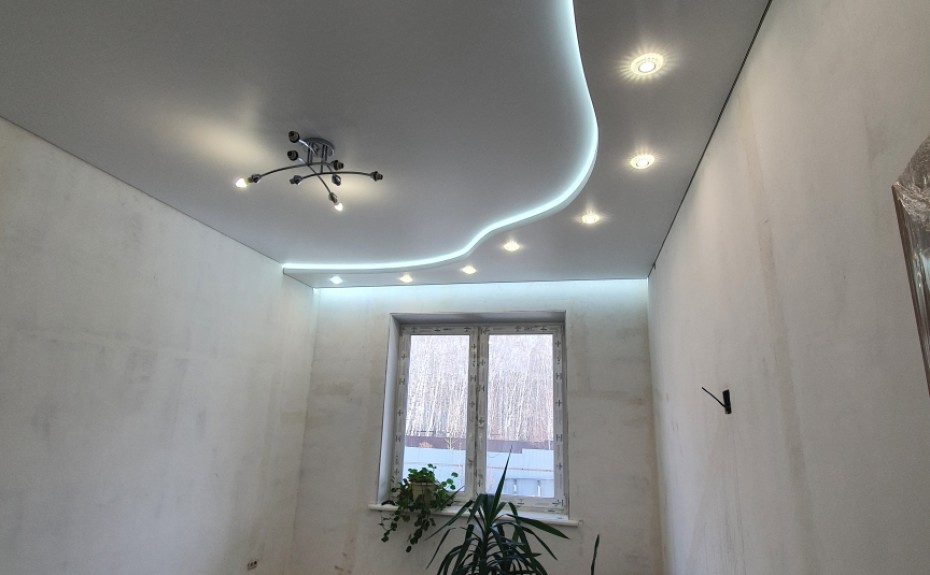 Двухуровневые натяжные потолки