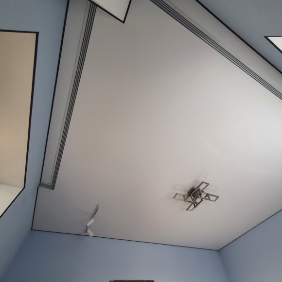 Карнизы и ниши в современных дизайнах натяжных потолков