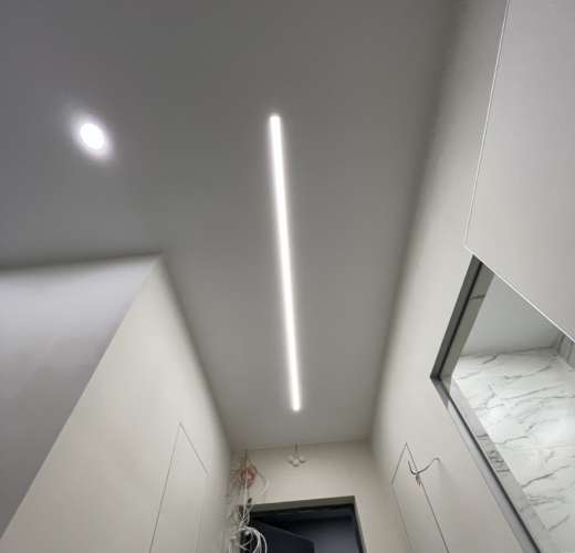 Натяжной потолок в коридоре