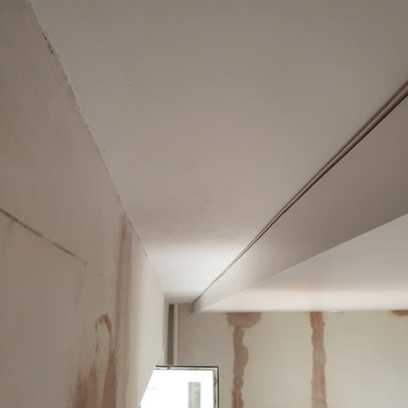 Карнизы и ниши в современных дизайнах натяжных потолков