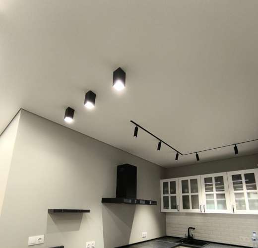 Натяжной потолок на кухне