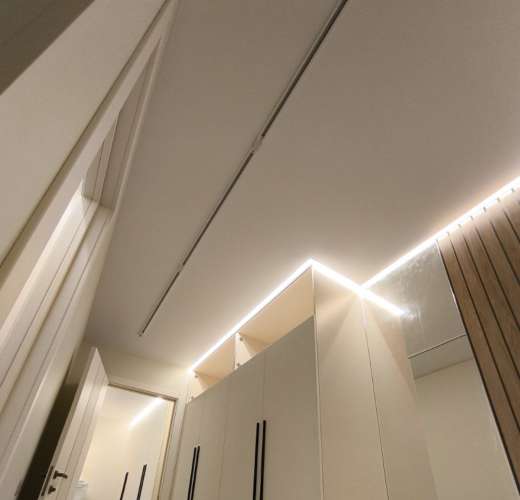 Натяжной потолок в коридоре