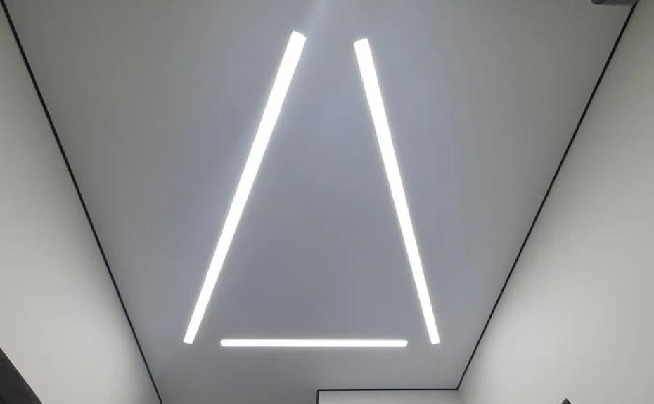 Световые линии натяжных потолков