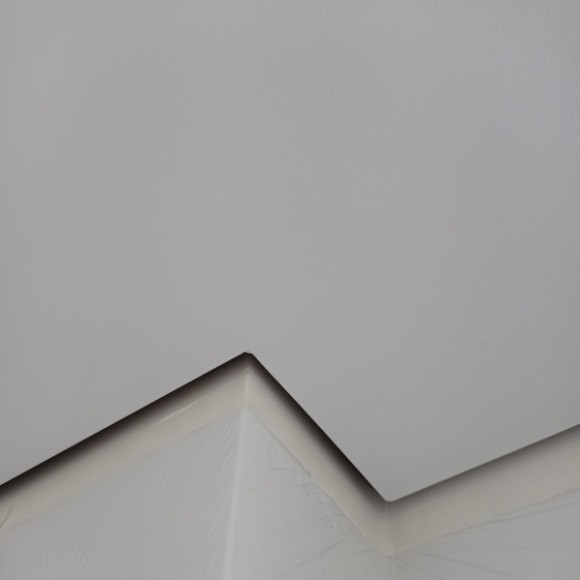 Теневое примыкание к стене