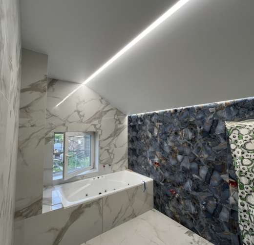 Натяжной потолок в коттедже