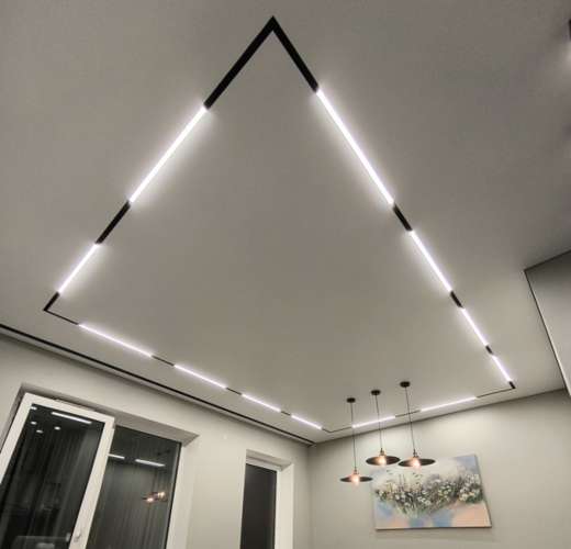 Натяжной потолок в гостиной