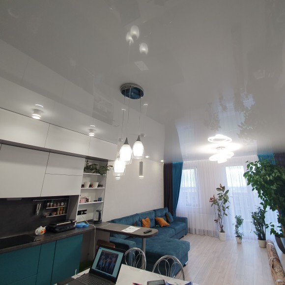 Глянцевые натяжные потолки