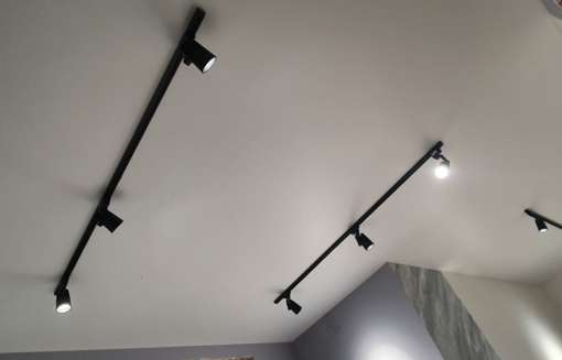 C трековыми светильниками