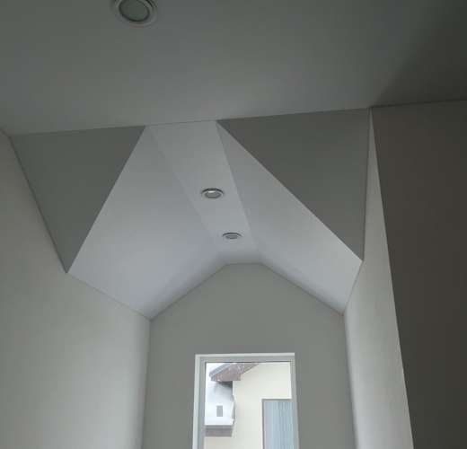 Натяжной потолок в коттедже