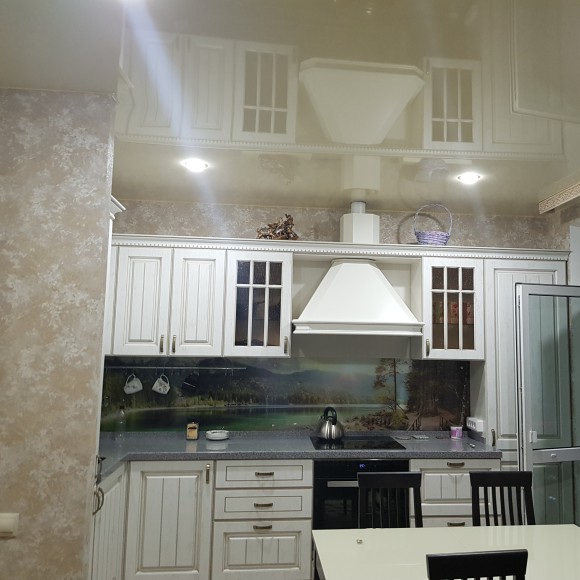 Глянцевые натяжные потолки