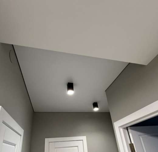 Натяжной потолок в коридоре