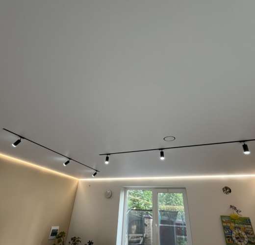 Потолок с трековыми светильниками