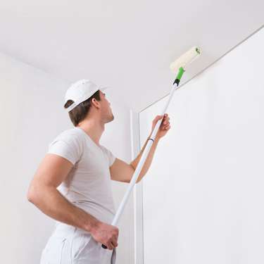 Уход за натяжным потолком