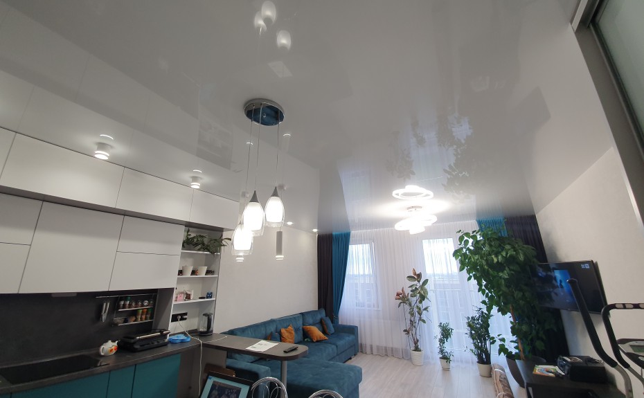 Глянцевые натяжные потолки