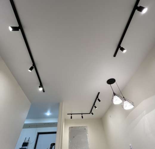 Потолок с трековыми светильниками