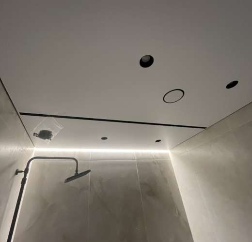 Натяжной потолок в ванной комнате