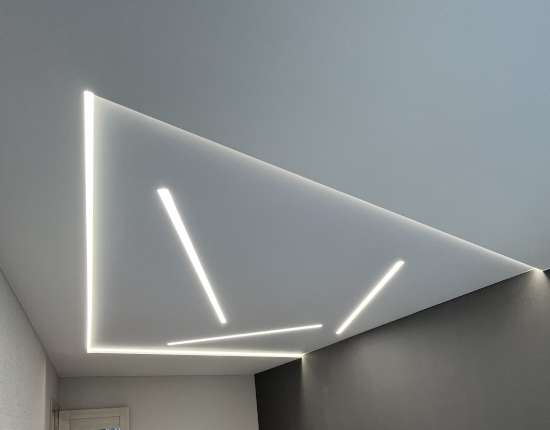 Натяжной потолок в спальне