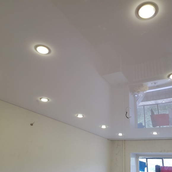 Глянцевые натяжные потолки