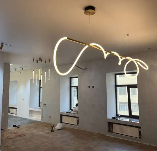 Натяжной потолок в гостиной